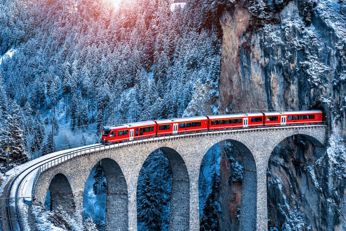 Trenino Rosso del Bernina attraversa i paesaggi alpini in autunno durante il viaggio organizzato da Arci Giliberti – ottobre 2025